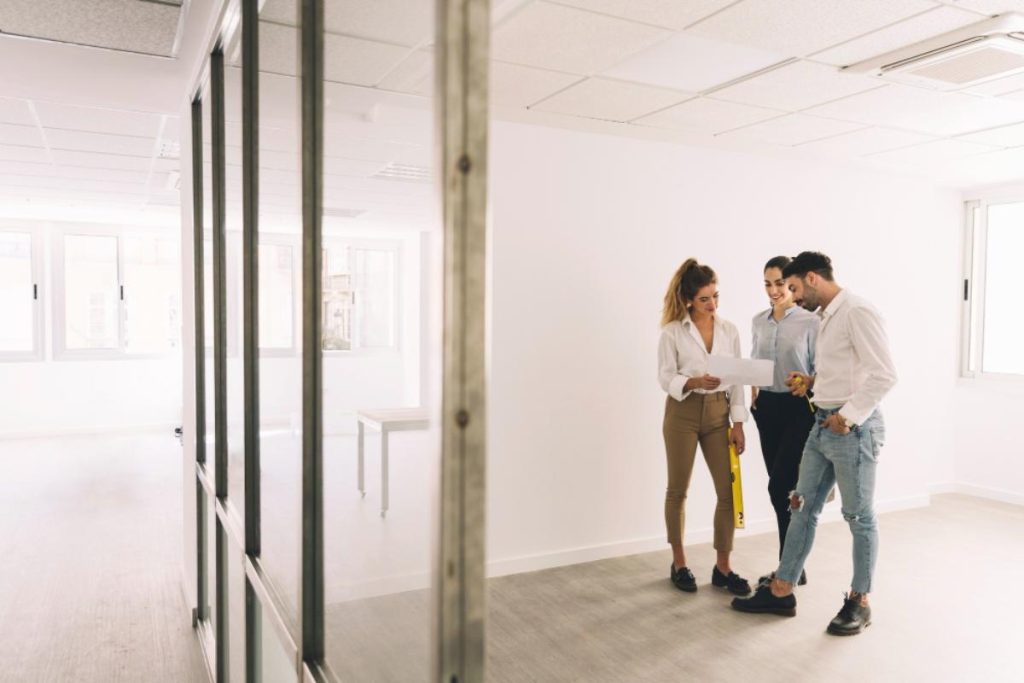 Empreendedores visitando sala comercial em Caxias do Sul