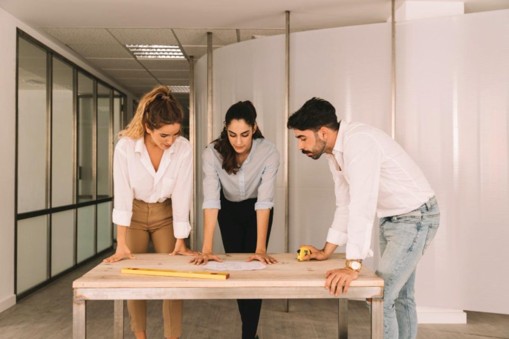 Equipe analisando layout de  sala comercial em Caxias do Sul